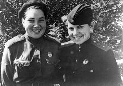 Слева – направо: Штурман Елена Саликова, летчица Анна Высоцкая.